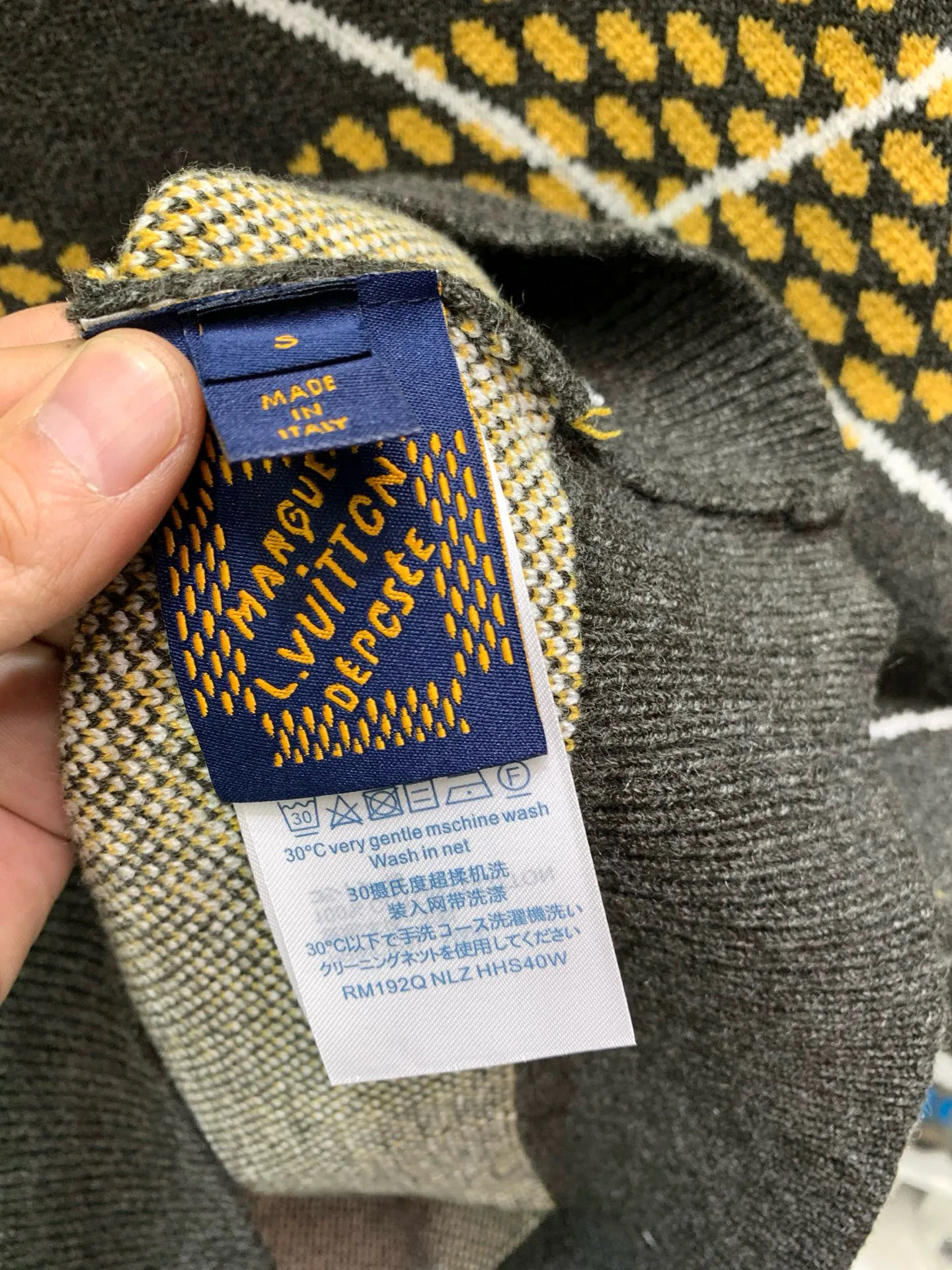 🅿️400 🀄️ Louis Vuitton 💥𝗟𝗩 | 𝟮5𝘀𝘀New ing This graphic jumper stands out with the collection’s Damier Argyle pattern Made from heavy yellow-gray knitted jacquard Fabric with a chic texture This heritage-inspired design reinterprets the iconic House Damier in a retro plaid pattern Marque on the chest 1.V*itton De💰*sée pattern This vibrant piece adds a bold accent to everyday looks Regular fit All-over Damier Argyle Jacquard Marque 1.Vu*tt*n De💰osée Center front Ribbed collar Cuffs and hem Unisex